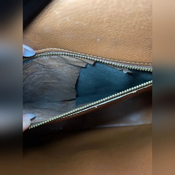 Louis VuittonSaint Cloud GM Cross Body Bag - Picture 7 of 11